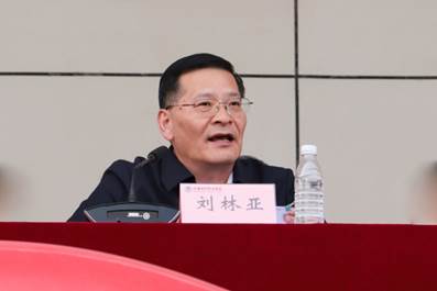 圖片包含 室內, 桌子, 女人, 男人 描述已自動生成 圖片包含 室內, 桌子, 女人, 男人 描述已自動生成