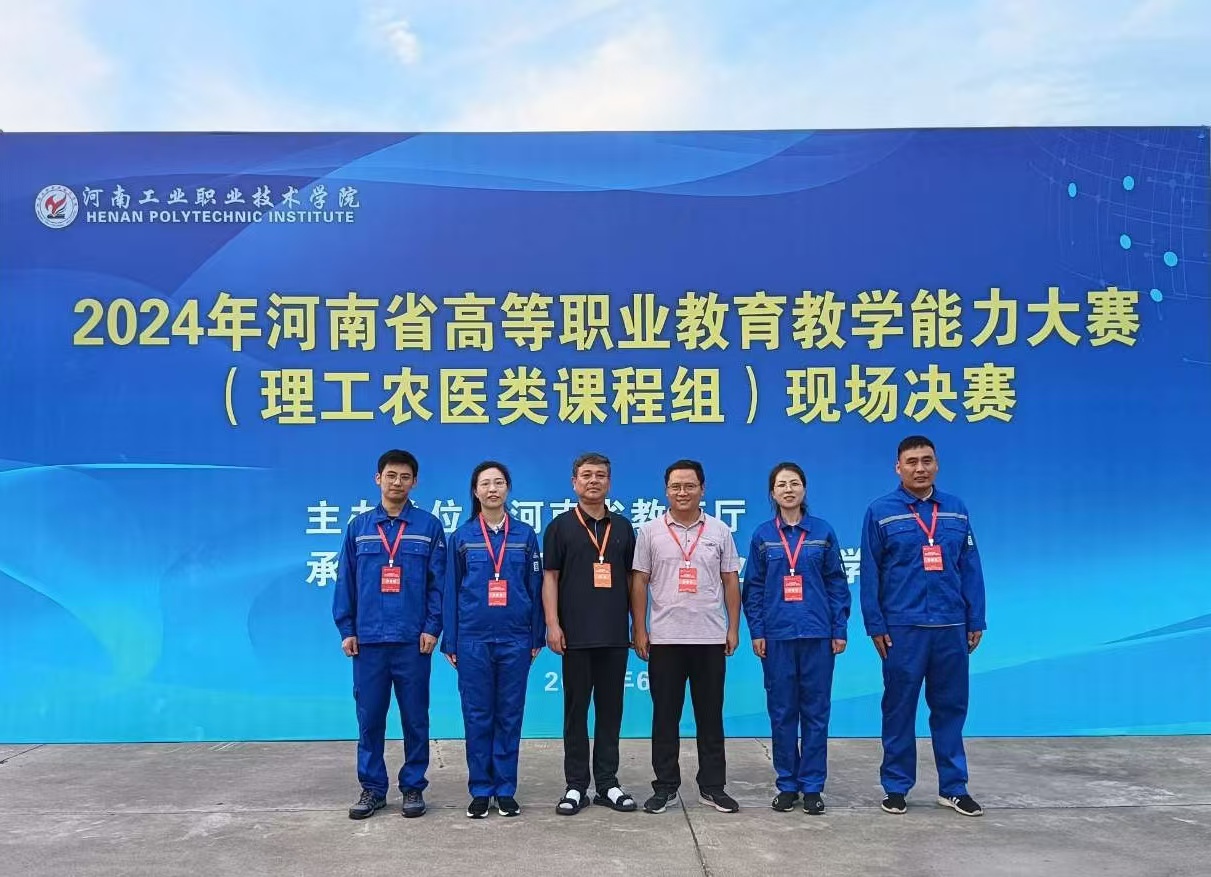 一群人站在一起合影描述已自動生成